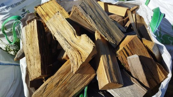 Štípané dříví v pytlích