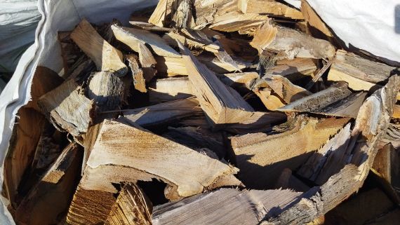 Pytel odřezků z akátu