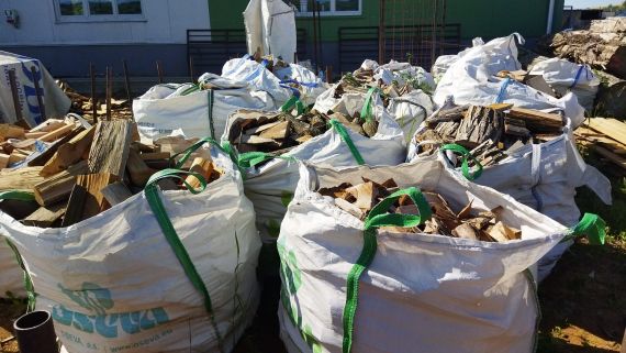 Suché štípané dřevo i odkory – ihned k odběru