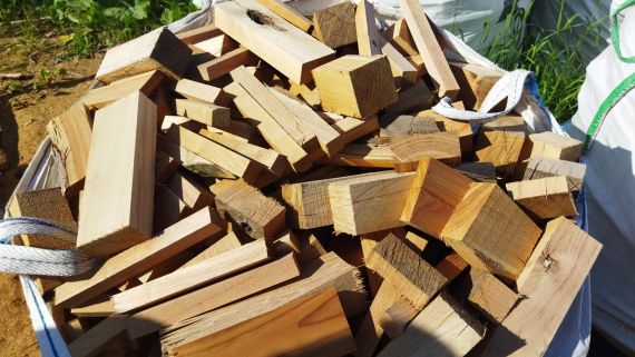 Dlouhotrvající žár z dubových odřezků